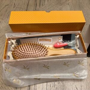 BELULA Bamboo Brush & Comb set. New in box. 100% Bamboo